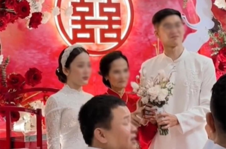 Xót xa cô dâu ‘sáng mặc áo cưới - tối mặc áo tang’ gượng cười cử hành hôn lễ - 1