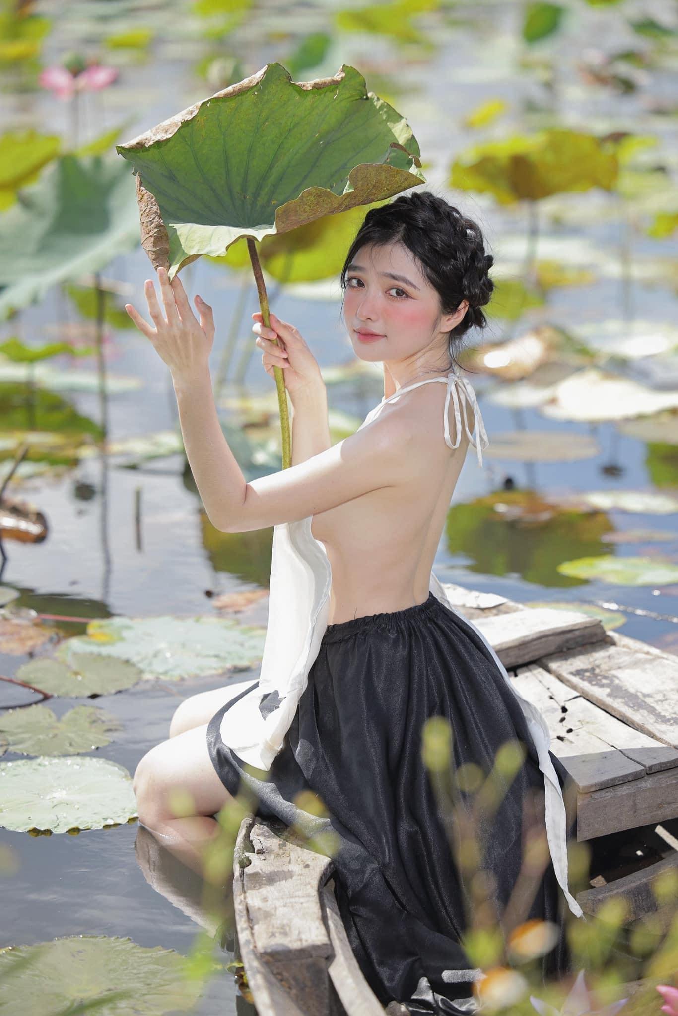 2 hot girl Đắk Nông, Sài thành quyến rũ với yếm “không phòng hộ” ở đầm sen - 2