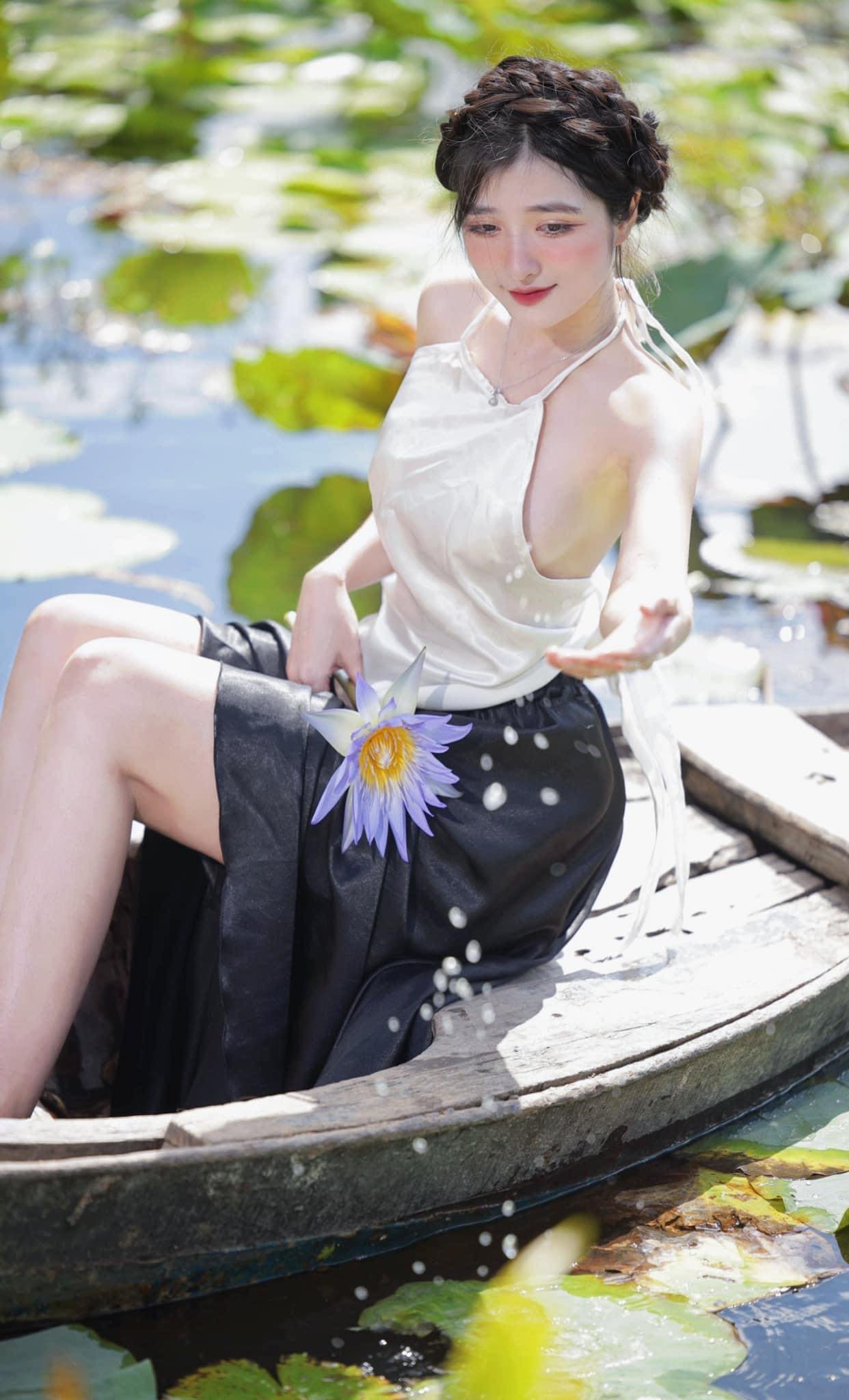 2 hot girl Đắk Nông, Sài thành quyến rũ với yếm “không phòng hộ” ở đầm sen - 3