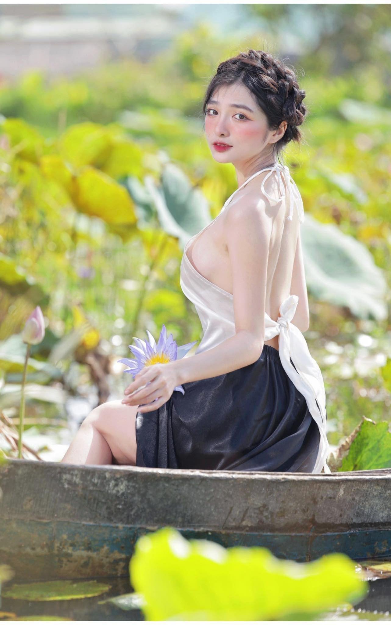 2 hot girl Đắk Nông, Sài thành quyến rũ với yếm “không phòng hộ” ở đầm sen - 4