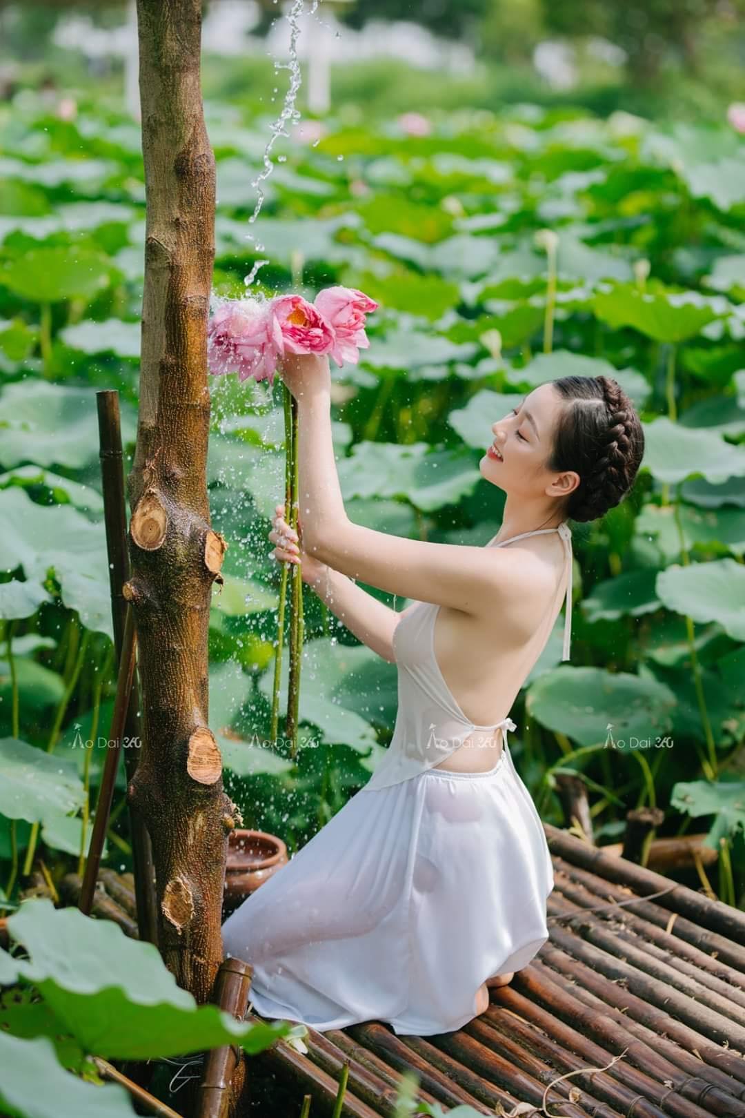 2 hot girl Đắk Nông, Sài thành quyến rũ với yếm “không phòng hộ” ở đầm sen - 6