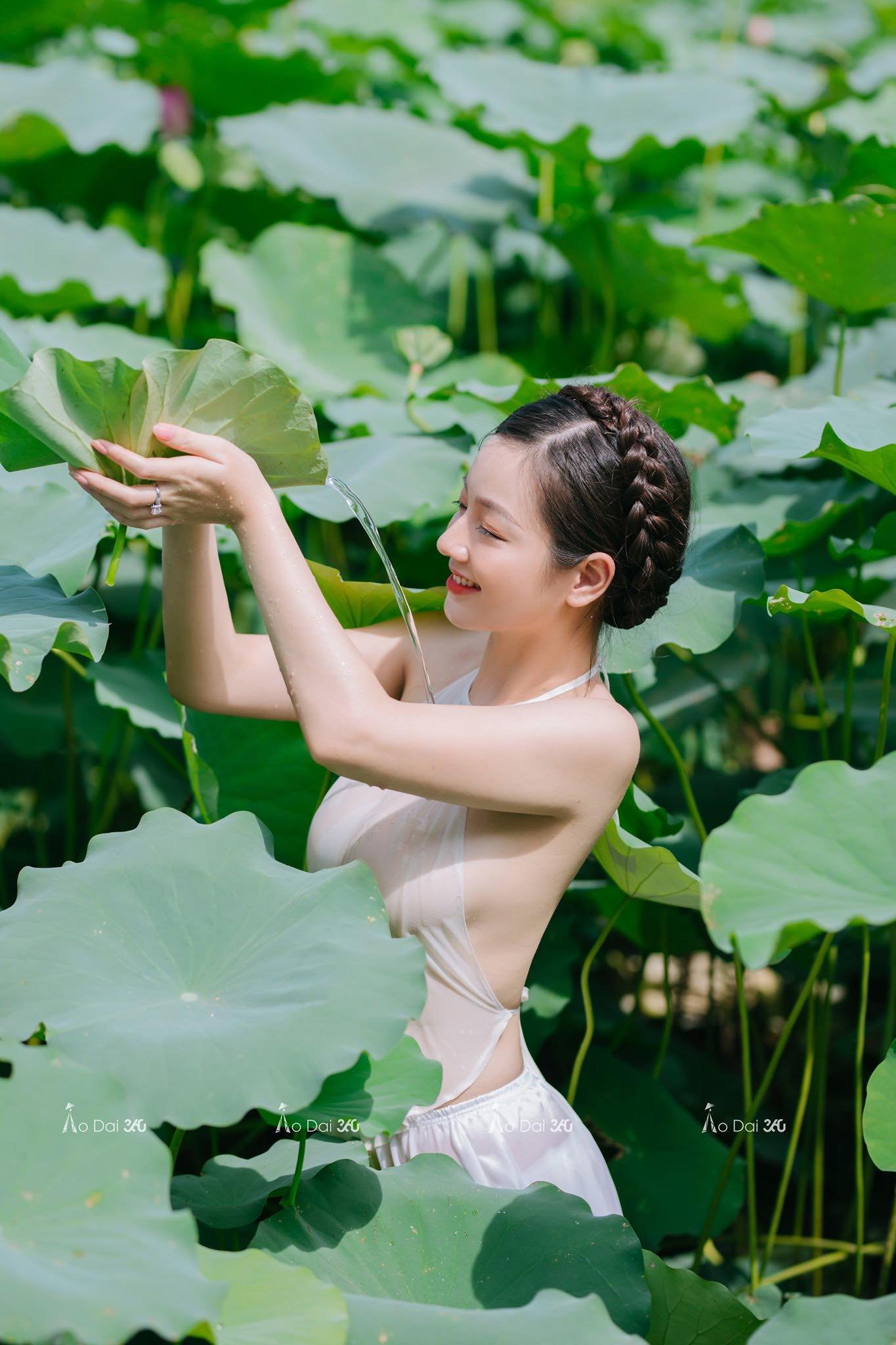 2 hot girl Đắk Nông, Sài thành quyến rũ với yếm “không phòng hộ” ở đầm sen - 7