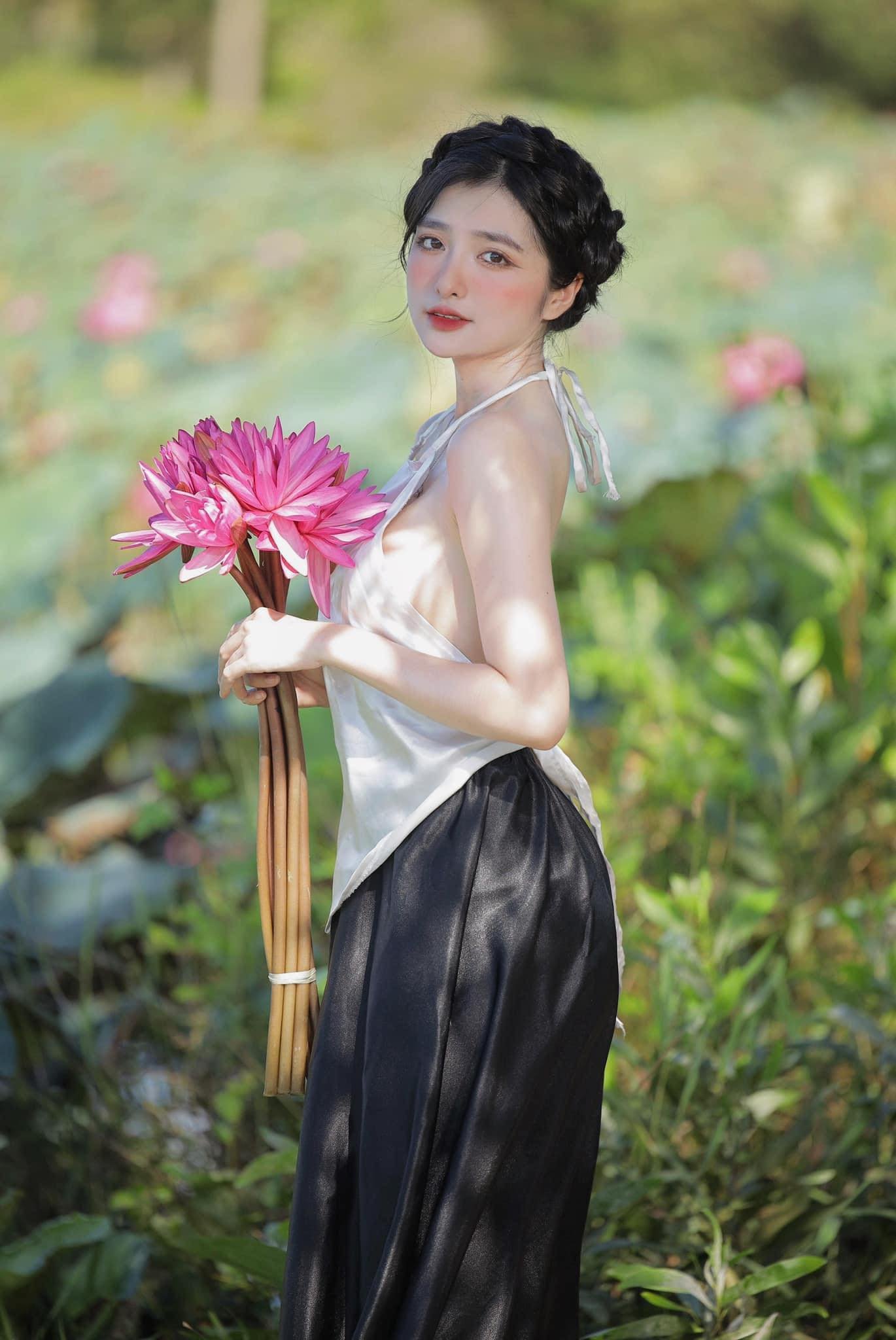 2 hot girl Đắk Nông, Sài thành quyến rũ với yếm “không phòng hộ” ở đầm sen - 1