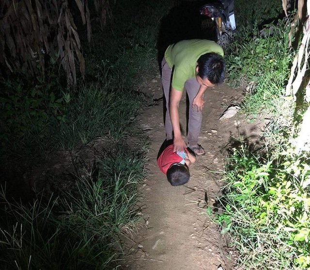  Hình ảnh cháu H. nằm co ro ngủ giữa đường đất trong đêm khiến ai nấy đều xót xa (Ảnh: Ngọc Hồng). 