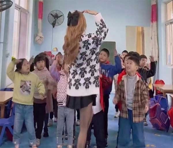 Cô giáo mầm non bị phụ huynh chỉ trích vì mặc váy ngắn, thái độ đáp trả của cô khiến ai nấy đều cạn lời-4