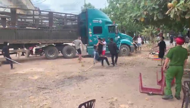 Hàng chục đối tượng lao vào nhau hỗn chiến, bất chấp sự có mặt của công an ảnh 2