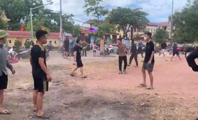 Hàng chục đối tượng lao vào nhau hỗn chiến, bất chấp sự có mặt của công an ảnh 1