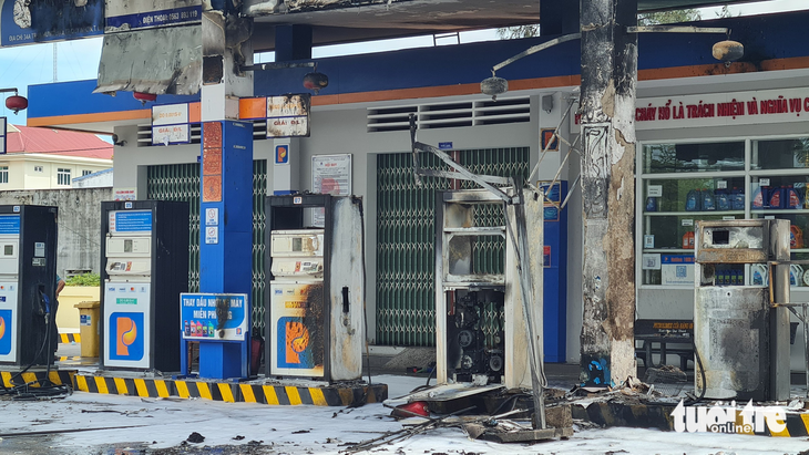 Khách vứt đầu thuốc lá, cây xăng bùng cháy dữ dội - Ảnh 3.