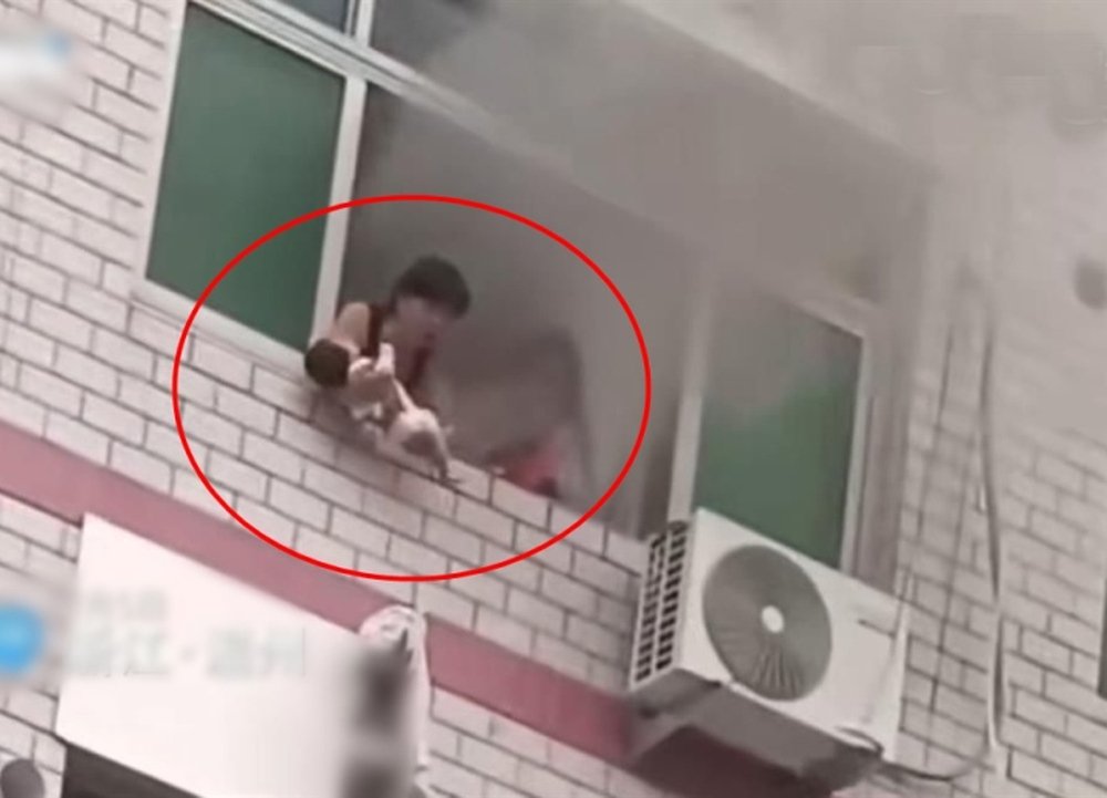 Khoảnh khắc kinh hoàng người mẹ buộc phải ném con mới sinh từ tầng 4 xuống để cứu con - Ảnh 1. Khoảnh khắc kinh hoàng người mẹ buộc phải ném con mới sinh từ tầng 4 xuống để cứu con - Ảnh 1.