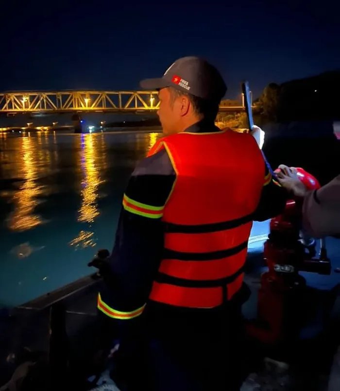 Lực lượng chức năng tổ chức tìm kiếm nạn nhân.