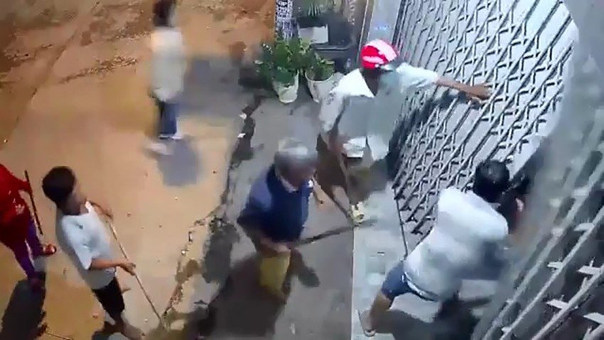 Các thành viên trong gia đình xô xát, nhiều người bị bắt khẩn cấp ảnh 2