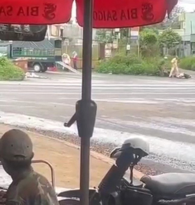 Tạm đình chỉ công tác cán bộ trật tự phường 'giằng co' với bà bán cá ảnh 1