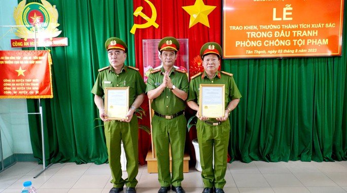 Cô gái bị 2 kẻ cướp rượt đuổi, bắn trúng đùi - Ảnh 1. Cô gái bị 2 kẻ cướp rượt đuổi, bắn trúng đùi - Ảnh 1.