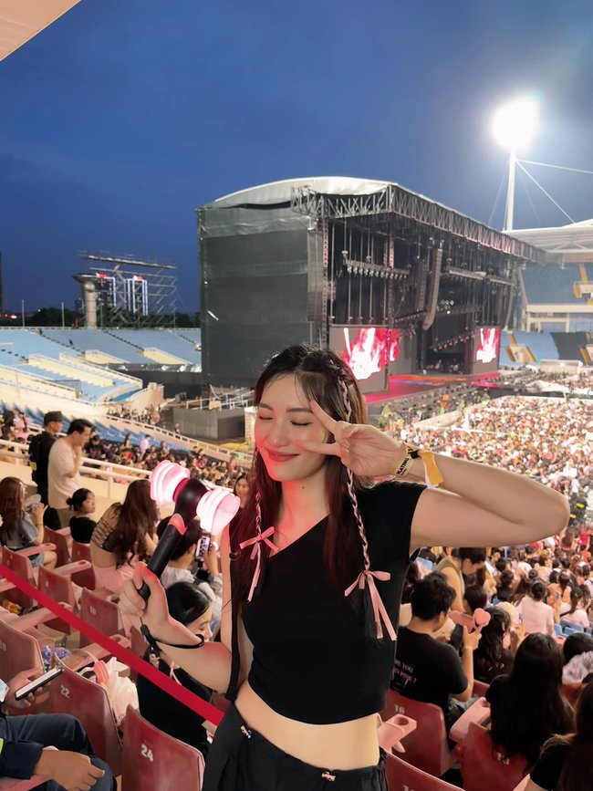 Hai hoa khôi bóng chuyền Việt Nam gây sốt vì quá xinh khi xem concert Blackpink, CĐV gợi ý nên đi thi hoa hậu - Ảnh 3. Hai hoa khôi bóng chuyền Việt Nam gây sốt vì quá xinh khi xem concert Blackpink, CĐV gợi ý nên đi thi hoa hậu - Ảnh 3.