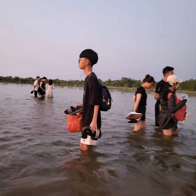 Hình ảnh thực tế ở biển vô cực Thái Bình khiến du khách thất vọng - 3 Hình ảnh thực tế ở biển vô cực Thái Bình khiến du khách thất vọng - 3