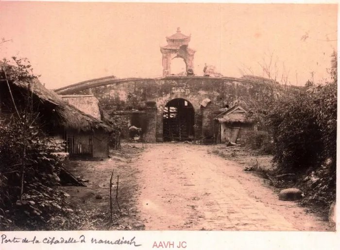 Một cổng thành đổ nát do trúng đạn pháo Pháp của thành Nam Định 1885. Thành bị thất thủ vào tháng 3/1883.