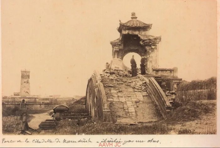 Khung cảnh hoang tàn ở thành Nam Định. Phía xa là cột cờ Thành Nam.