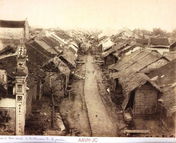 Quang cảnh đường phố Bắc Ninh năm 1885. Quân Pháp chiếm được thành phố này vào tháng 3/1884. Ảnh: Aavh.org.