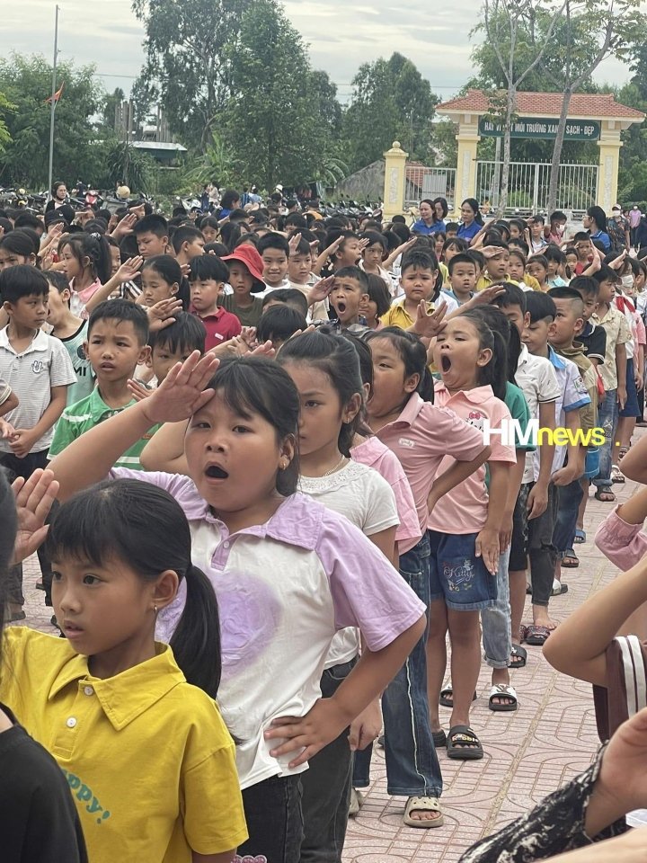Nhiều em nhỏ chưa quen với việc dậy sớm nên vẫn "ngáp ngắn ngáp dài" ở sân trường. (Ảnh: Hoàng Mai)