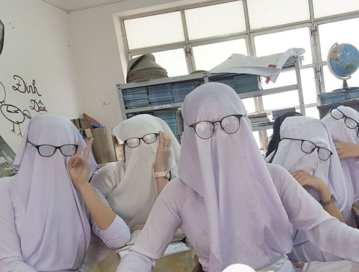 Một trong những cách gây ấn tượng mạnh ngày trở lại trường. Quả thật không sai khi nói "nhất quỷ, nhì ma, thứ ba học trò". (Ảnh: Trường người ta)