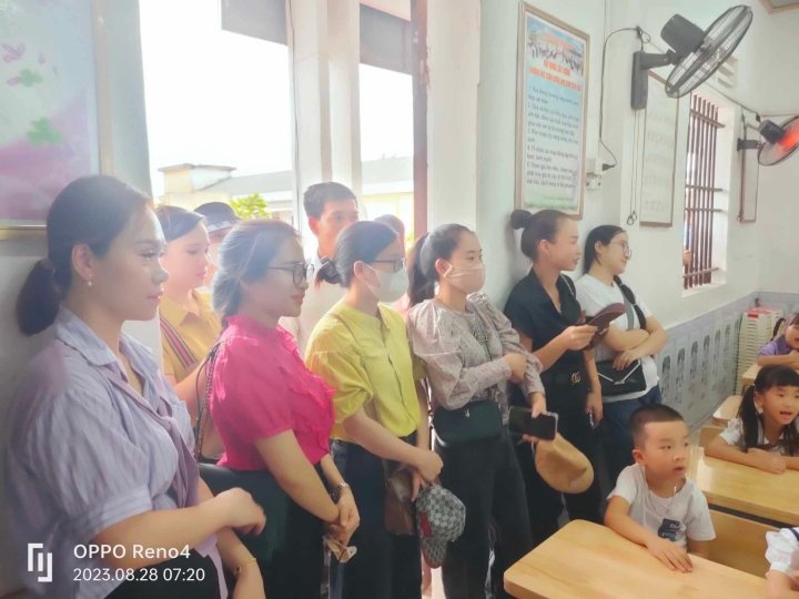 Con vào lớp, phụ huynh cũng hồi hộp ngóng theo. Một số người hài hước nói, ngày con đi học cũng là ngày bố mẹ được trở về thời học sinh. (Ảnh: Việt Mỹ)