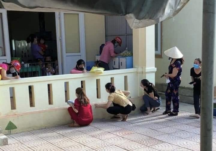 Những khoảnh khắc phụ huynh thập thò ngoài của lớp như thế này rất quen thuộc mỗi mùa tựu trường. (Ảnh: Nghệ An)