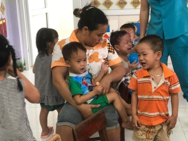 "Nghe trò khóc mà cô cũng thấy bất lực luôn đó, ai bảo giáo viên mầm non nhàn hạ thì hãy xem những hình ảnh thế này". (Ảnh: Hồ Thư)