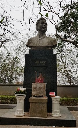 Một ngọn núi nhỏ ở Ninh Bình mà nổi tiếng cả nước, vách đá khắc nhiều bài thơ cổ nhất Việt Nam - Ảnh 2. Một ngọn núi nhỏ ở Ninh Bình mà nổi tiếng cả nước, vách đá khắc nhiều bài thơ cổ nhất Việt Nam - Ảnh 2.