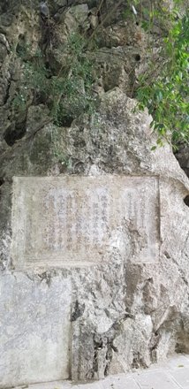 Một ngọn núi nhỏ ở Ninh Bình mà nổi tiếng cả nước, vách đá khắc nhiều bài thơ cổ nhất Việt Nam - Ảnh 3. Một ngọn núi nhỏ ở Ninh Bình mà nổi tiếng cả nước, vách đá khắc nhiều bài thơ cổ nhất Việt Nam - Ảnh 3.