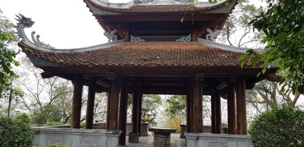 Một ngọn núi nhỏ ở Ninh Bình mà nổi tiếng cả nước, vách đá khắc nhiều bài thơ cổ nhất Việt Nam - Ảnh 4. Một ngọn núi nhỏ ở Ninh Bình mà nổi tiếng cả nước, vách đá khắc nhiều bài thơ cổ nhất Việt Nam - Ảnh 4.