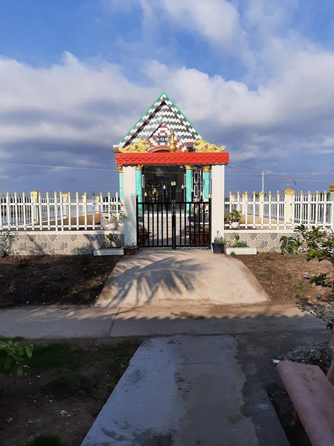 "Ngôi nhà mộ" đầy đủ tiện nghi khiến dân mạng xôn xao và nỗi lòng cậu con trai muốn chuộc lỗi với người mẹ quá cố - Ảnh 1.