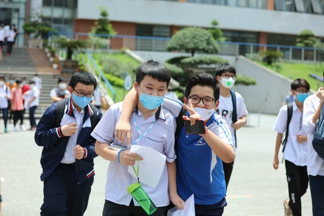 Phụ huynh bật khóc vì học bạ của con toàn 10 vẫn trượt hồ sơ lớp 6 ảnh 1