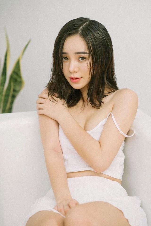 Quỳnh Kool xinh như thiếu nữ khi mặc áo 2 dây, tôn vòng 1 đẹp khi đi chơi đêm - 6