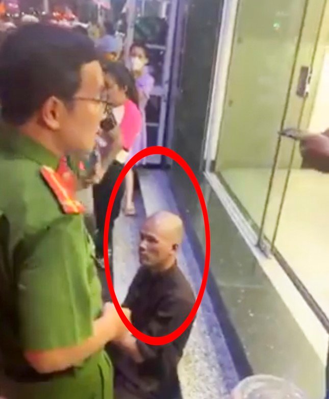 Tạm giữ thanh niên 'cạo trọc đầu mặc đồ thầy tu' cướp tiệm vàng ở Bình Định ảnh 2