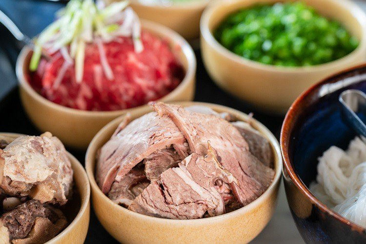 Tô phở đắt nhất Việt Nam có giá gần 4 triệu đồng và màn tranh cãi “nảy lửa” - 2