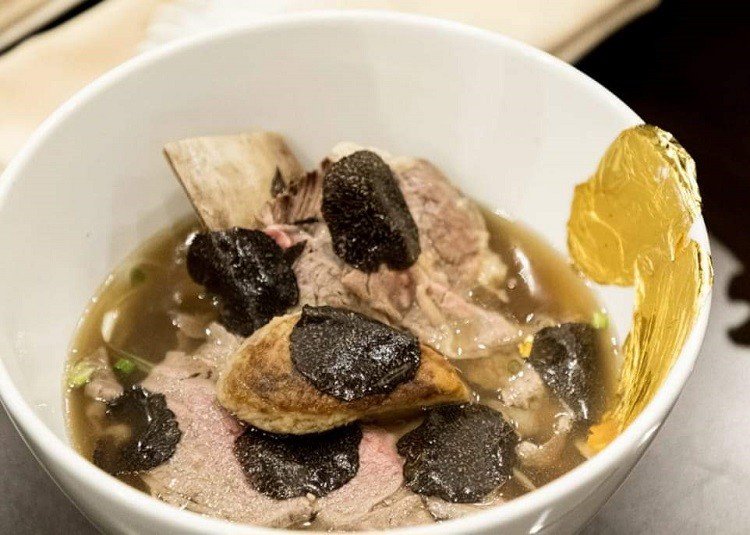 Tô phở đắt nhất Việt Nam có giá gần 4 triệu đồng và màn tranh cãi “nảy lửa” - 3