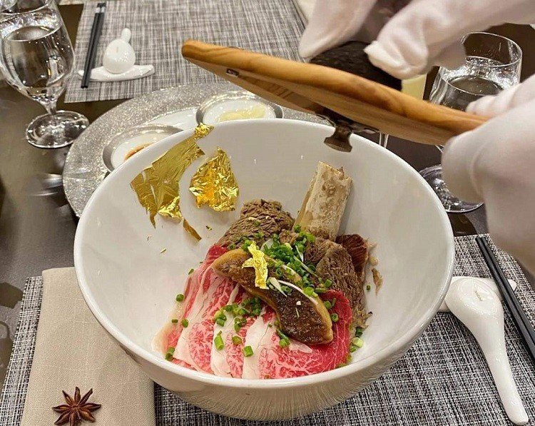 Tô phở đắt nhất Việt Nam có giá gần 4 triệu đồng và màn tranh cãi “nảy lửa” - 4