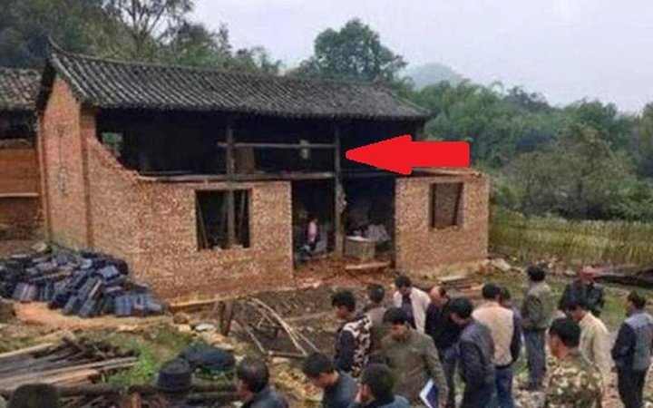 Vị trí báu vật được tìm thấy (mũi tên đỏ)