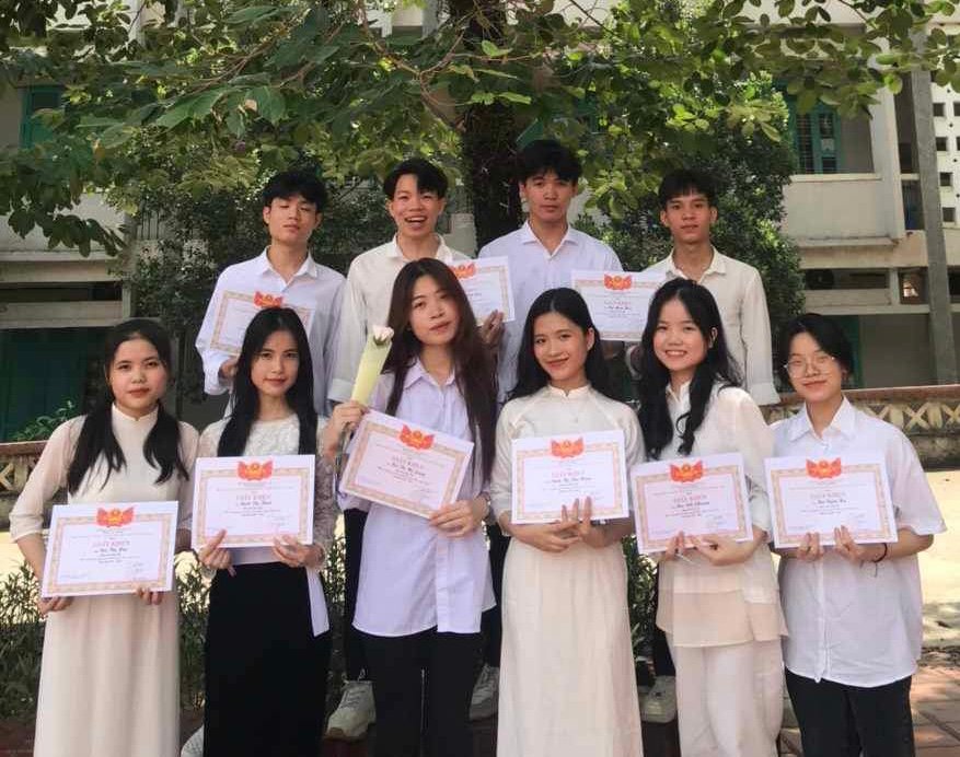 Khi còn đi học Dũng thường xuyên được bạn bè động viên, giúp đỡ. Ảnh: Nhân vật cung cấp