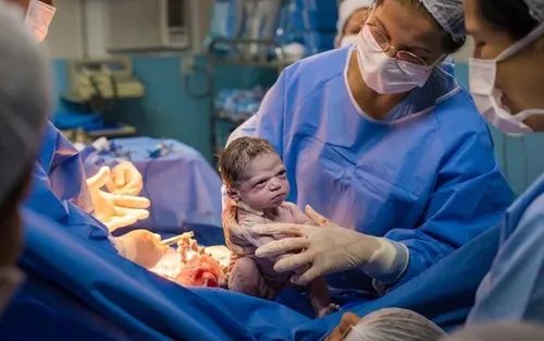 Khuôn mặt với biểu cảm của cô bé Isabela giống như con chưa muốn chào đời đâu.