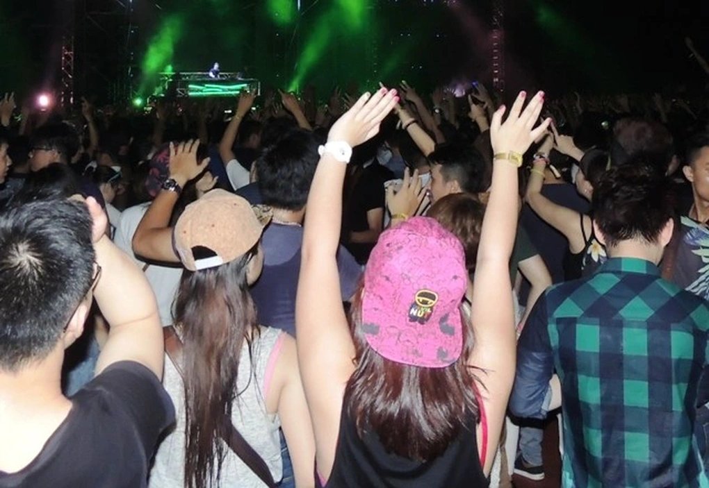 Con gái ngoan lột đồ, chơi trò người lớn trong nhóm kín - 2