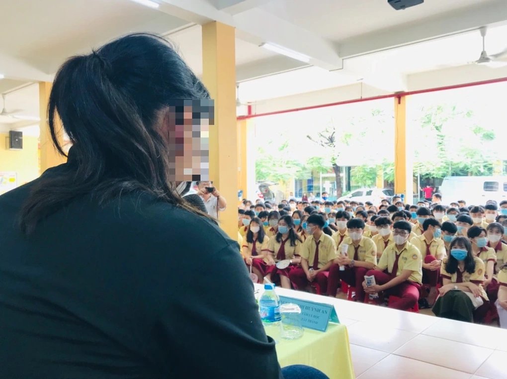 Con gái ngoan lột đồ, chơi trò người lớn trong nhóm kín - 4