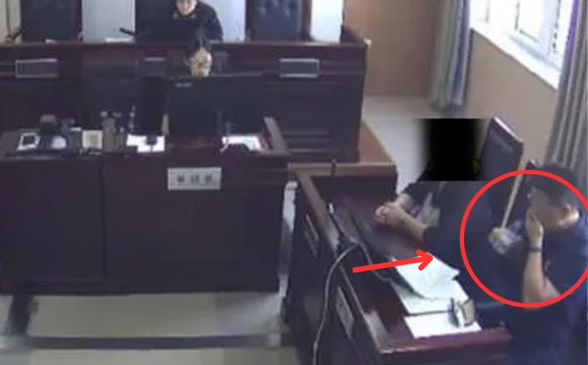Đang trong phiên toà xét xử, người đàn ông đột nhiên cầm bằng chứng bỏ vào mồm khiến ai cũng bàng hoàng - Ảnh 2.