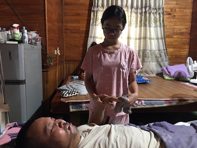 MS 876: Mẹ mất, bố sống thực vật khiến 3 đứa trẻ rơi vào cuộc sống khốn cùng - Ảnh 2.