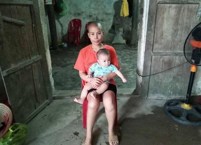 Chị Bình gồng mình chịu đựng cơn đau để sinh con.