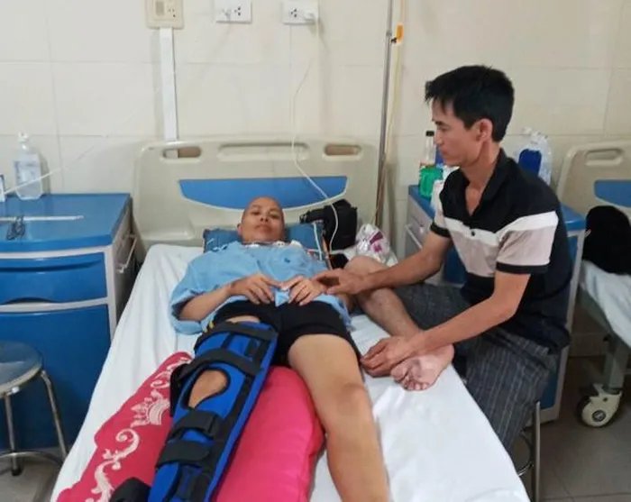 Chị Bình canh cánh nhớ mong con trai nơi quê nhà.