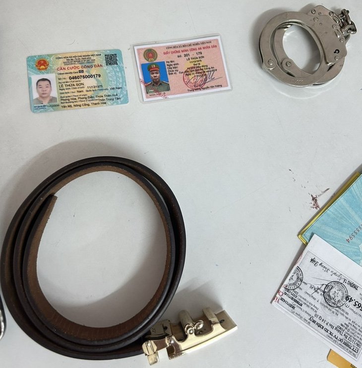 Đại tá công an giả, đi xe biển số xanh 80A cũng giả, ‘gặp’ công an thật - Ảnh 2. Đại tá công an giả và số giấy tờ, tang vật liên quan - Ảnh: H.B.
