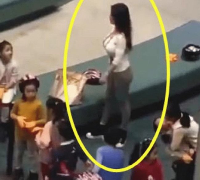 Đến chờ con tan học thì gặp giáo viên, ông bố chụp nắng 1 bức ảnh "khoe" cô của con mà gây bão mạng: Kiểu này khẳng định lại mạnh mẽ sức đón trẻ - Ảnh 1.