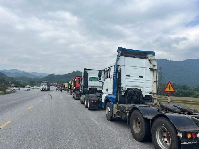 Đám cưới ở Hà Tĩnh gây choáng khi dùng gần 50 xe đầu kéo rước dâu - Ảnh 2. Đám cưới ở Hà Tĩnh gây choáng khi dùng gần 50 xe đầu kéo rước dâu - Ảnh 2.