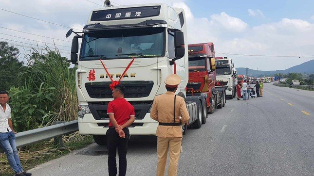 Đám cưới ở Hà Tĩnh gây choáng khi dùng gần 50 xe đầu kéo rước dâu - Ảnh 1. Đám cưới ở Hà Tĩnh gây choáng khi dùng gần 50 xe đầu kéo rước dâu - Ảnh 1.